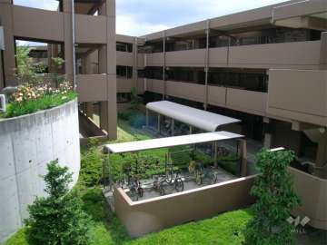 セントラルステージの駐輪場、駐輪場は各棟の廊下横にあります。