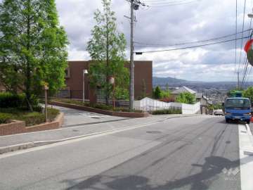 マンションの南側道路は勾配の急な坂道です。