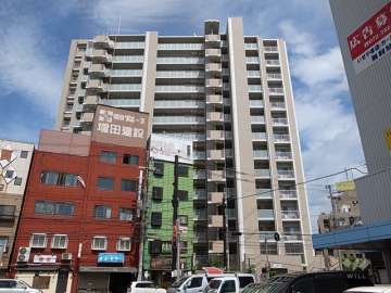 ライオンズ池田駅前の外観（西側から）