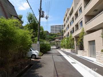 敷地南側の前面道路。南西側は階段の歩道になっています。