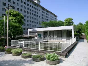 A1棟とA2棟の間にある管理棟