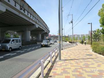 敷地南西側に近畿自動車道が通っています。