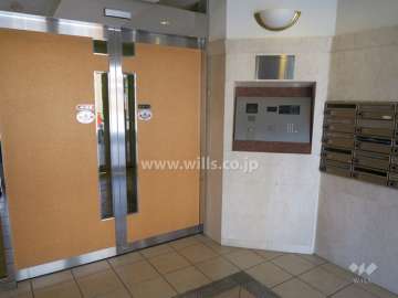 エントランスはオートロック付きです。