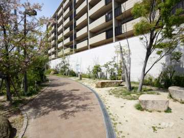 敷地南側の隣接して『大谷わかくさ公園』があります。