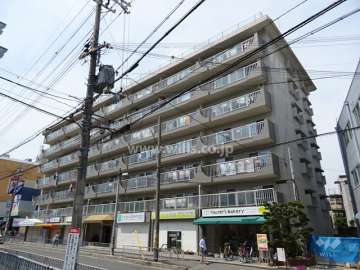 日興総持寺スカイマンションの外観（南東側から）
