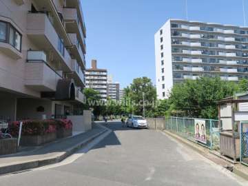 敷地の東側前面道路