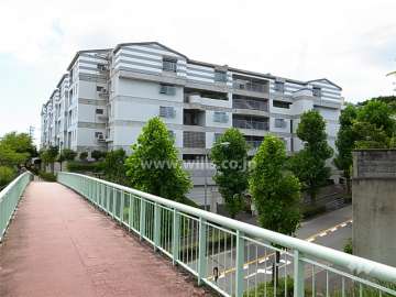 プレステージ新千里西町３号棟の外観（北側から）
