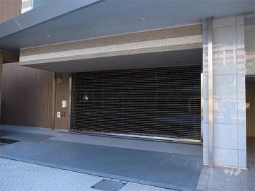 リングシャッター付きの駐車場入り口