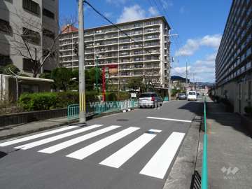 ローレルハイツ茨木総持寺２号棟の北側前面道路