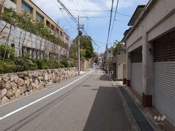 敷地南側の前面道路。周辺は閑静な住宅地です。
