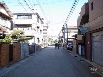 敷地北西側の前面道路。一戸建てとマンションが混在する住宅地です。