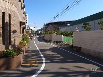 敷地の南東側には道を挟んで甲子園球場（甲子園テニスクラブ）があります。
