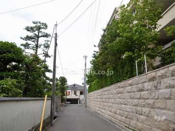 敷地南側の前面道路