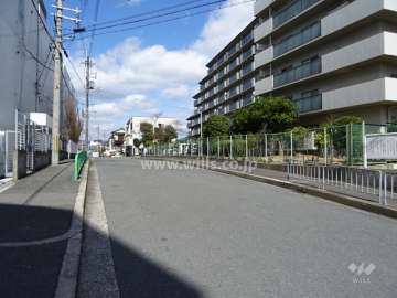 敷地西側の前面道路