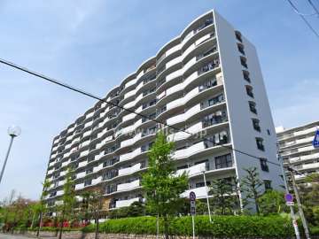 阪急南茨木ハイタウン駅前高層住宅B棟の外観（南東側から）