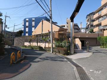 南側前面道路とマンション建物一部
