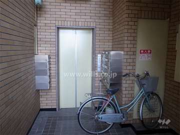 共用ポストとエレベーター