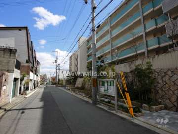 敷地北側の前面道路。東、北、西の3方が道路に面しています。
