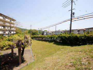 敷地南側は道路を挟んで一戸建て街になっています。