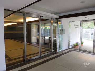 エントランスはオートロック付きです。