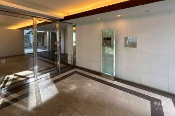 エントランスはオートロック付きです。