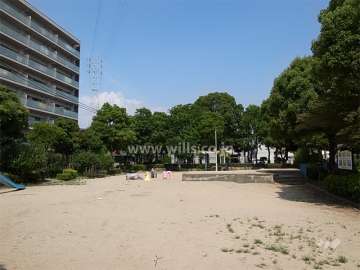 敷地の南側には道を挟んで、亀田公園があります。