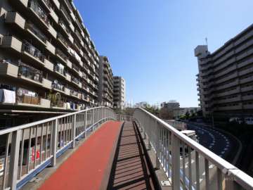 敷地内の陸橋（歩道）