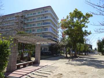 敷地に隣接する平田公園