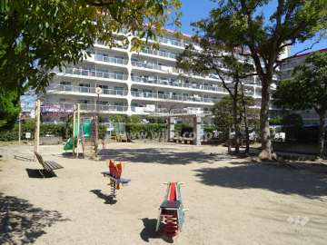 敷地に隣接する平田公園