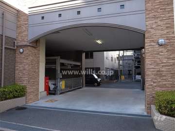 上部がアーチ状になった駐車場の入り口