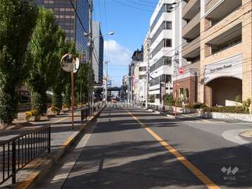「江坂」駅に続く敷地南側の通り。