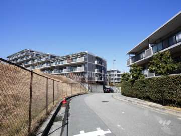 1番館メイプルの東側前面道路