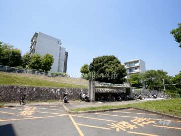 陽和台第3住宅8号棟の遠景（南東側から）右の棟です。