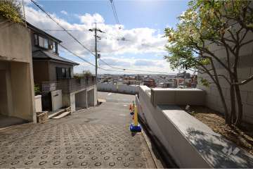 敷地東側の前面道路から見た眺め