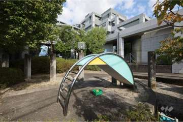 敷地に隣接して『宝寺山公園』があります。