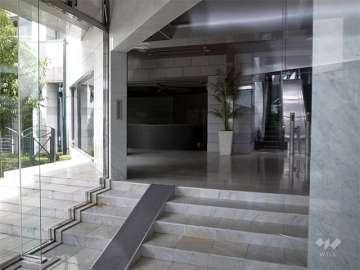 エントランスホール。エスカレーターが設置されています。