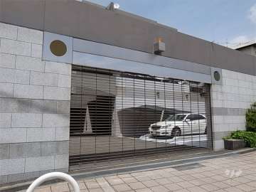 リングシャッター付きの敷地内駐車場