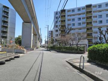 敷地北東側の前面道路（北西側から）