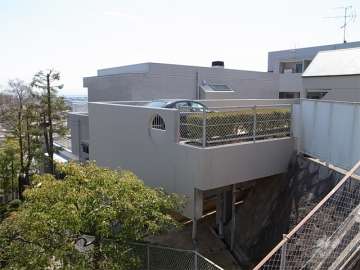 南斜面の敷地にひな壇型に建物が建てられています。