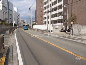 敷地西側の前面道路は二車線のバス通りです。