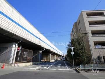 敷地北側には道を挟んで、名神高速道路が走っています。