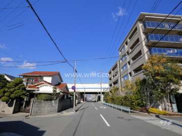 敷地西側の前面道路