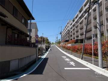 2号棟の南側には一戸建てが並ぶ住宅地です。
