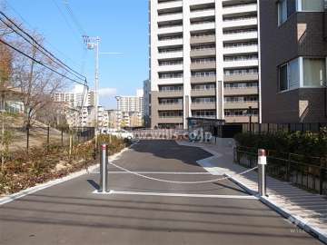 駐車場の入口（ロボットゲート付き）