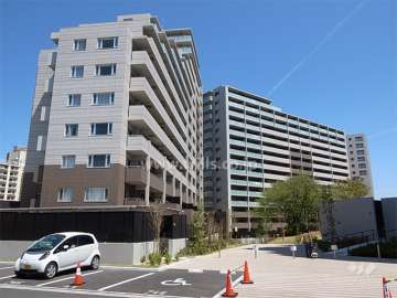 グランファースト千里桃山台6号棟と7号棟の外観（西側から）　奥が7号棟です。