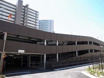 敷地北部分にある駐車場棟（平面式）