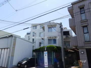 藤和ライブタウン豊中の外観（東側から）　敷地の東側には府道43号豊中亀岡線（二車線のバス通り）が走っています。