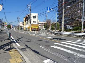 ローレルハイツ茨木1号棟の西側前面道路３