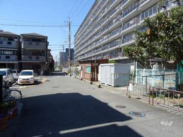 ローレルハイツ茨木1号棟の南側前面道路