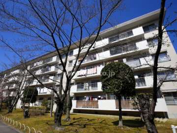 茨木郡山B住宅A15棟の外観（南側から）